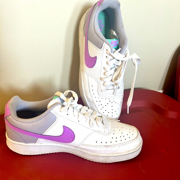 Women’s Nikes - Picture 1 of 1